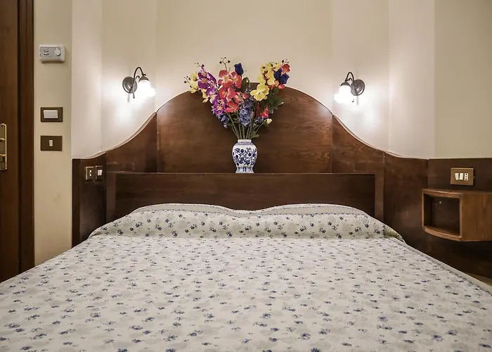 4 Coronati מלון 2*