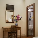 4 Coronati فندق