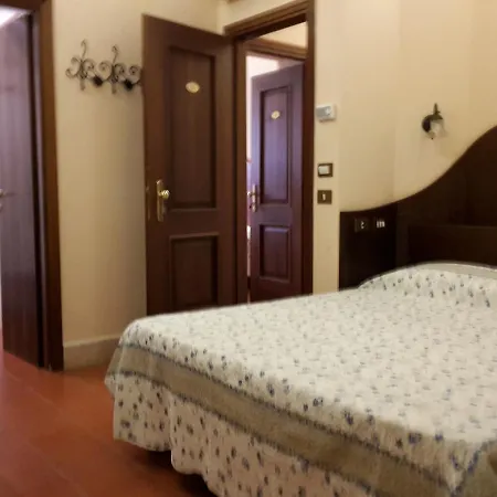 Hotel 4 Coronati 2*